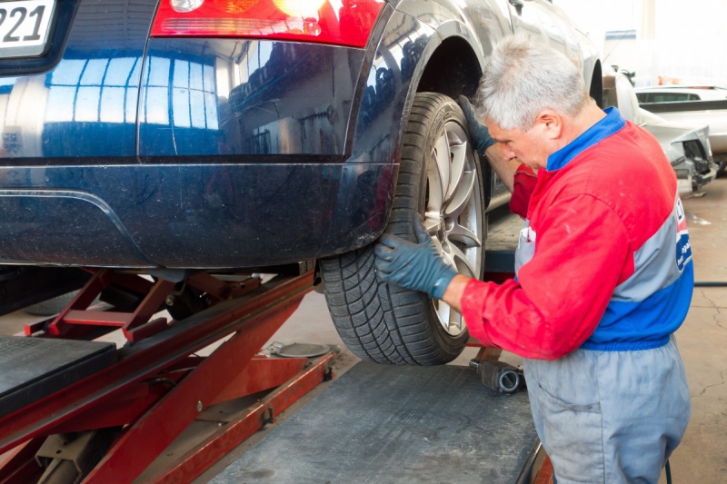 boutique-COURMES-min_auto_repair_repair_lift_auto_mechanic_work_clothes_master_professional_man_of_the_fold-685629