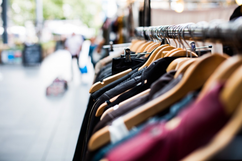 boutique-COURMES-min_blur_close_up_focus_hanger_jacket_market_people_rack-1176303