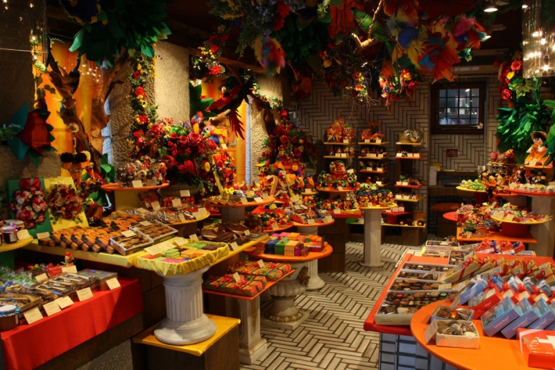 boutique-COURMES-min_candy_store_chocolate_shop_chocolate_switzerland-393515