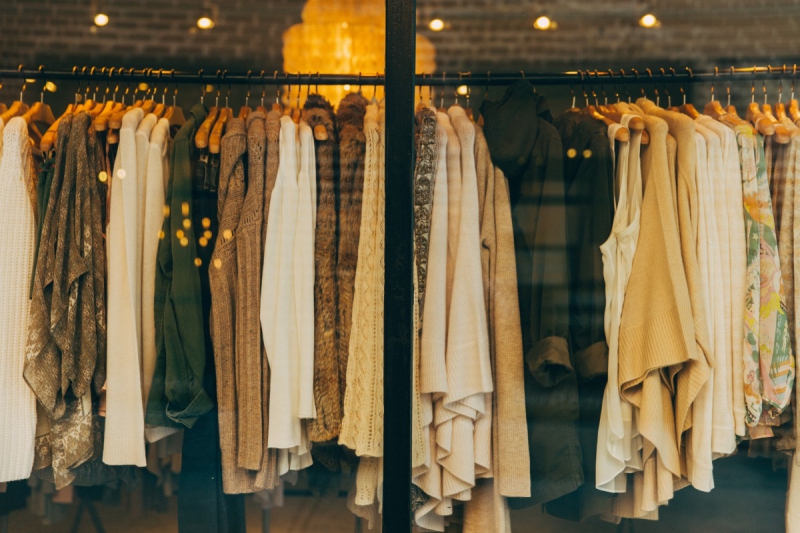 boutique-COURMES-min_clothe_fashion_store_shop_window_store_front-21277