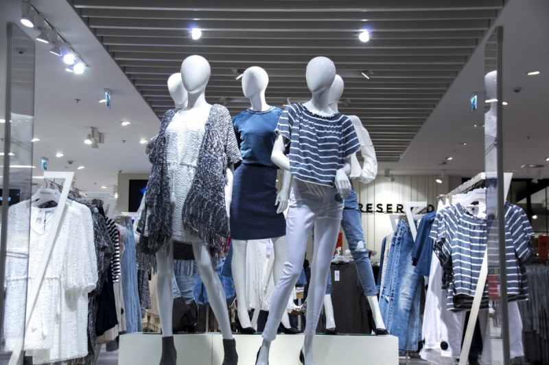 boutique-COURMES-min_shopping_mall_shop_windows_fashionable_clothes_feminine_weakness_the_temptation_slender_women_mannequin_lifestyle-1044785