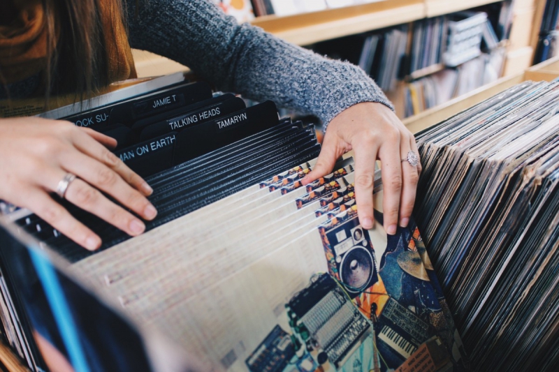 boutique-COURMES-min_vinyl_records_store_shopping_retro_music_audio_album_rock-684576