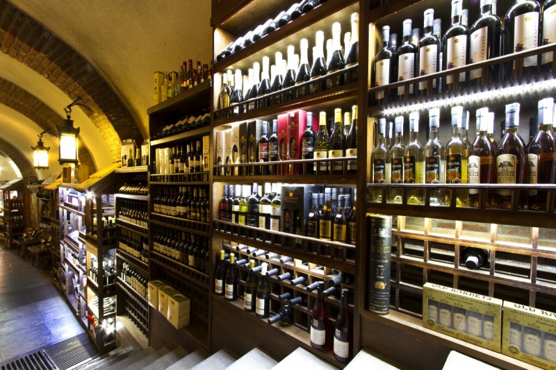boutique-COURMES-min_world_street_travel_shop_canon_georgia_wine_bottles-429767